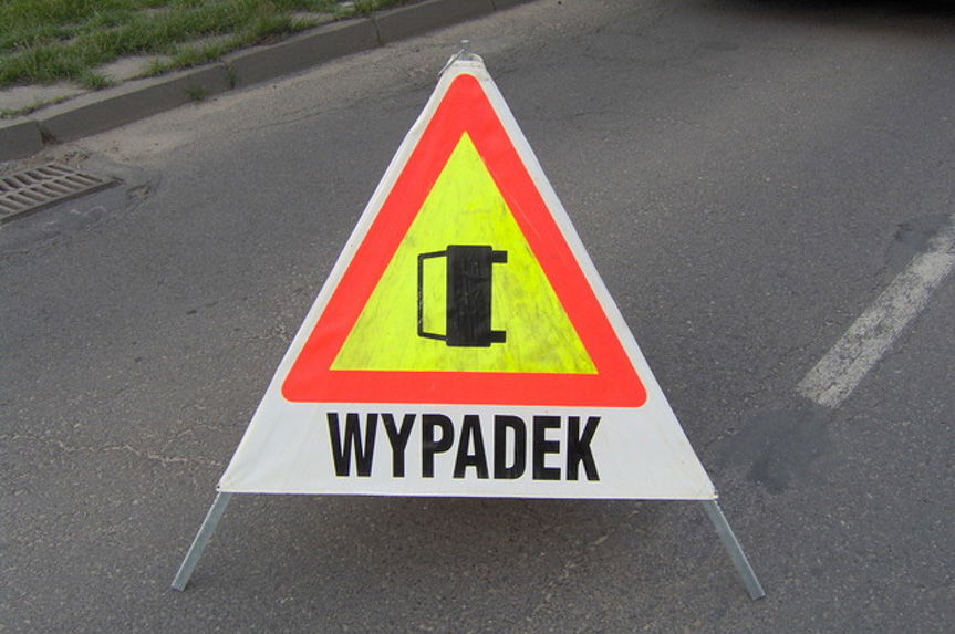 Kierowca fiata uderzył w przydrożną latarnie 