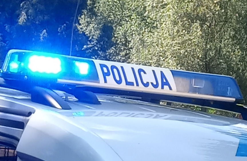 Policjanci eskortowali samochód z rodzącą kobietą 