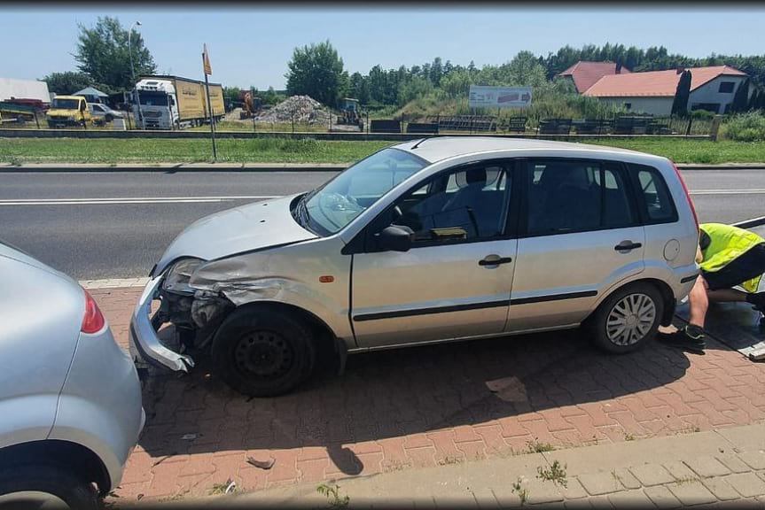 Spowodował kolizję i wjechał w ogrodzenie. Był pijany