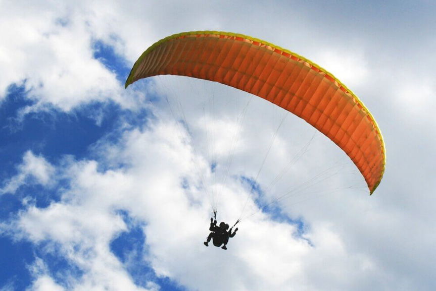 Paralotniarz zaczepił o przewody energetyczne  