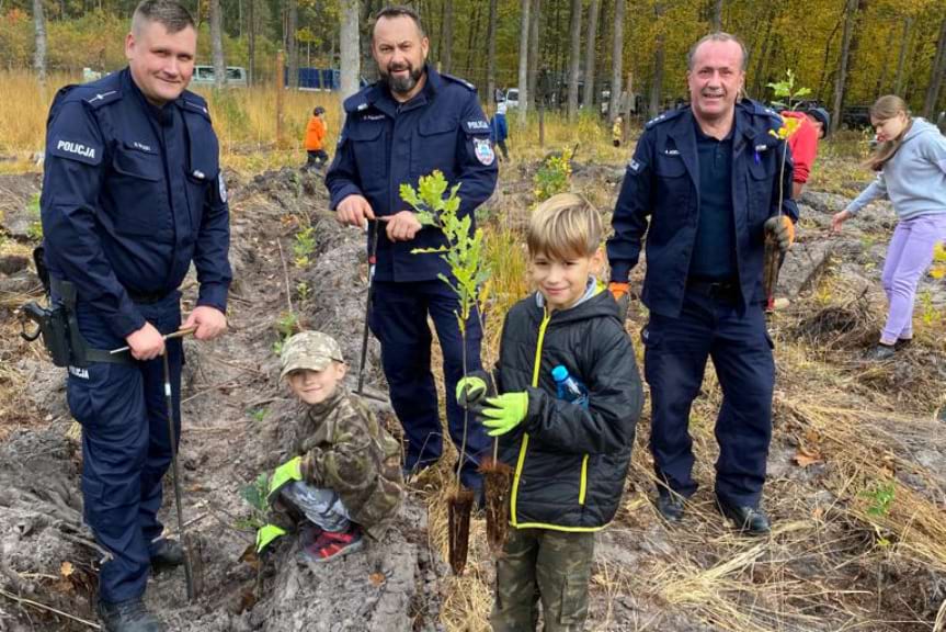 Włączyli się do akcji i sadzili drzewka