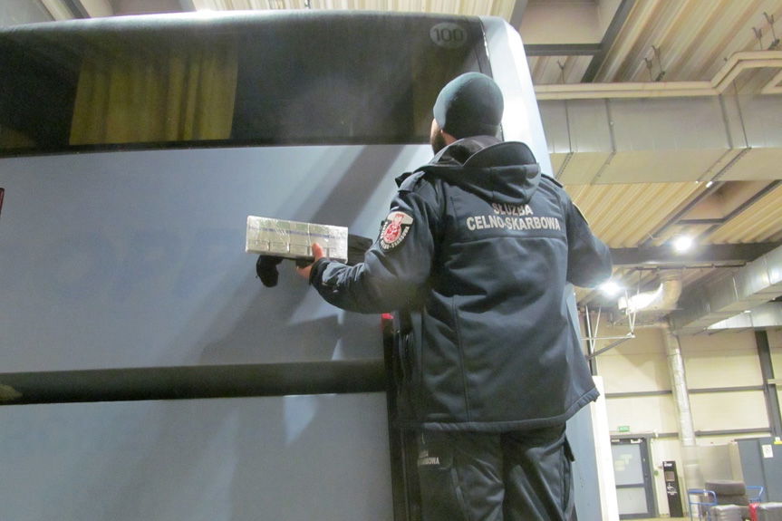 Papierosy ukryte w autokarze