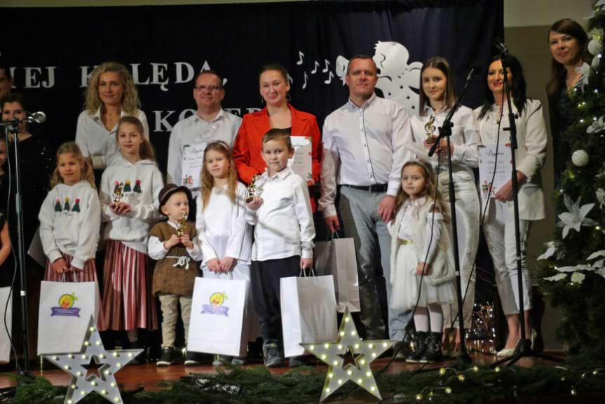 Dzieci z rodzicami wspólnie kolędowali
