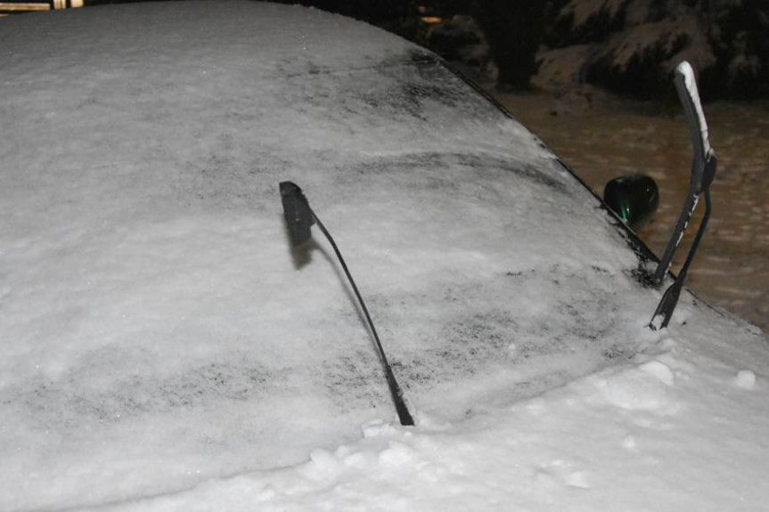 Uszkodzony samochód meczetą