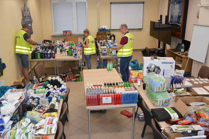 Policjanci liczą ukradziony towar