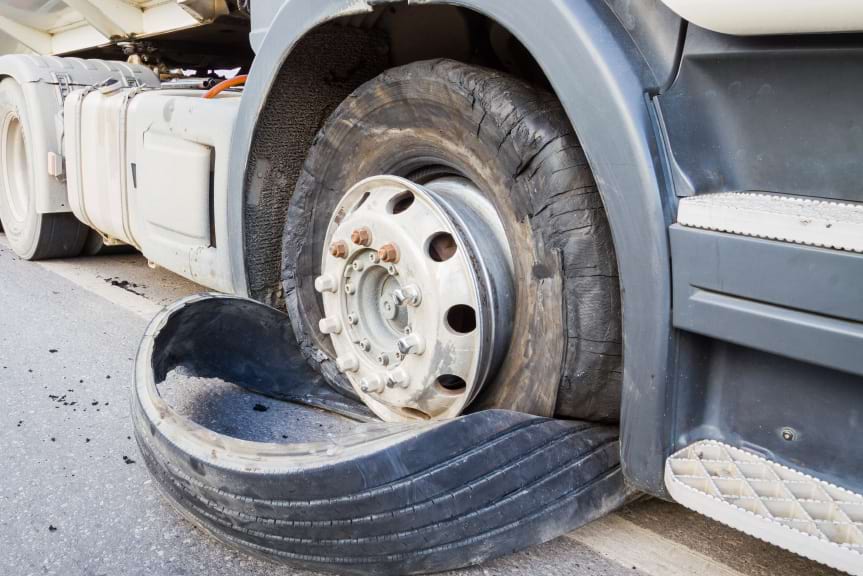 Dwukrotnie przebił opony w samochodzie ciężarowym