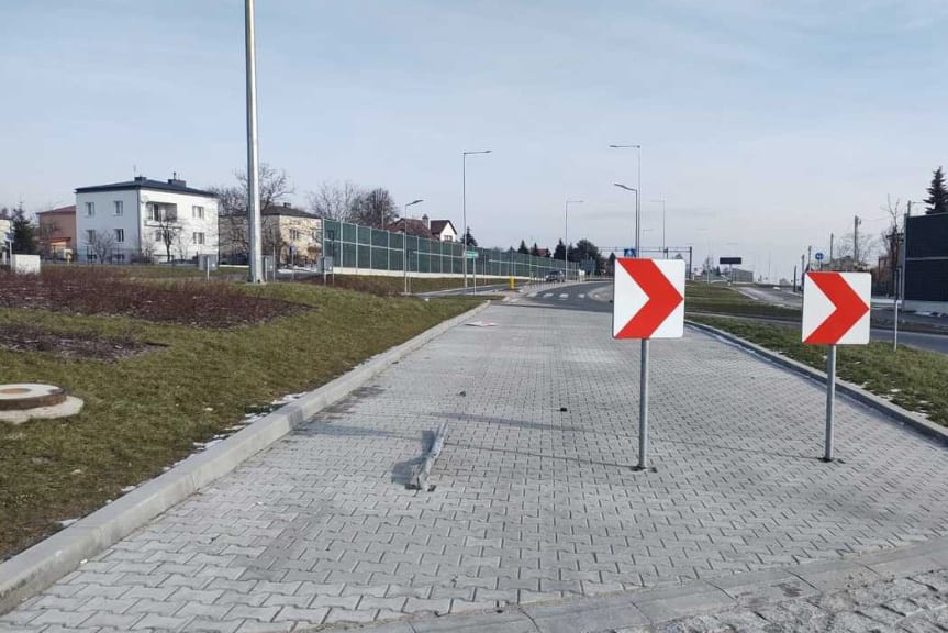 Pojechał na rondzie prosto. Był pijany