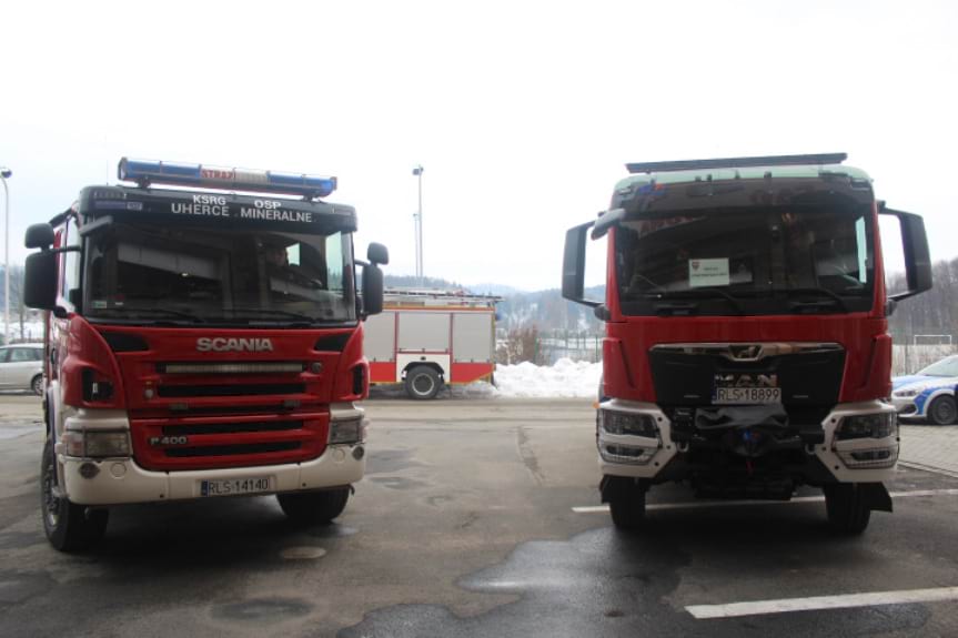 Samochody pożarnicze trafiły do strażaków z Leska i Uherzec Mineralnych