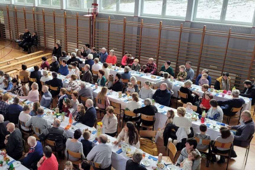 Dzieci i policjanci świętowali wspólnie z seniorami