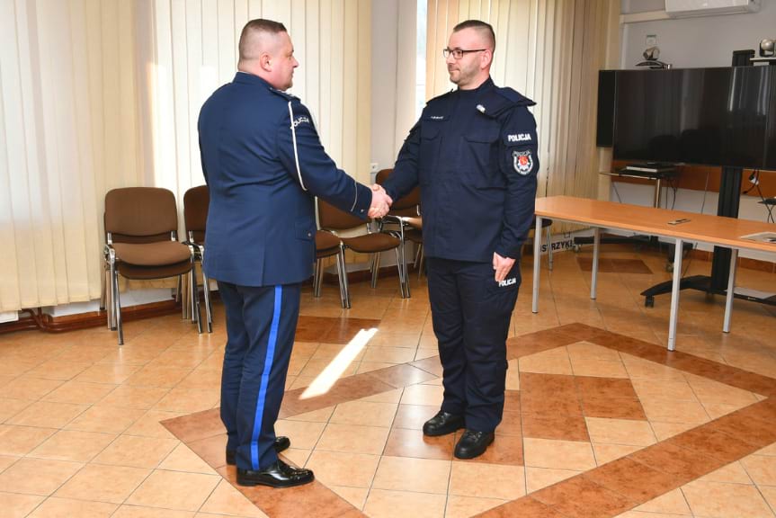 Ślubowanie nowo przyjętego policjanta