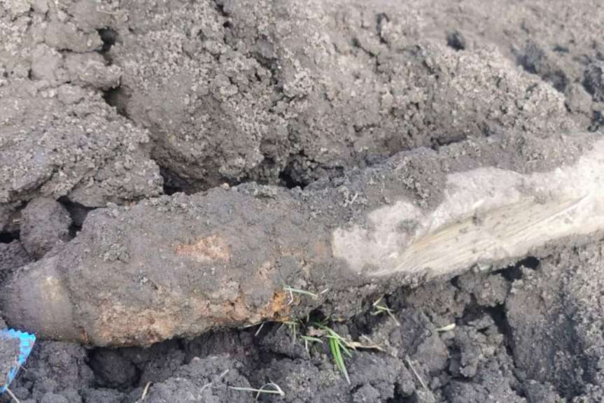 Operator koparki wykopał niewybuch