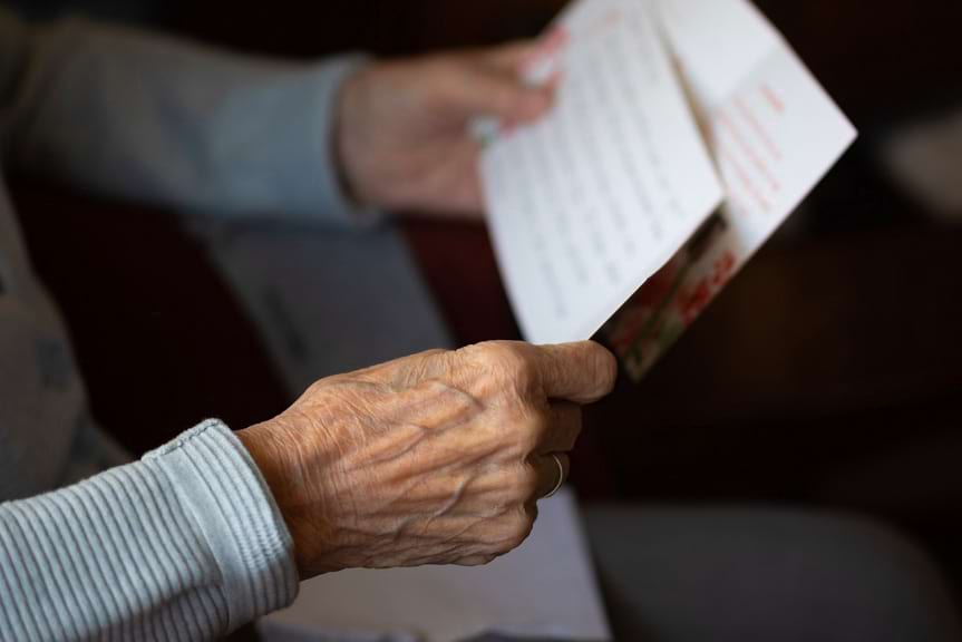 Samotna, schorowana starsza kobieta otrzymała pomoc od służb