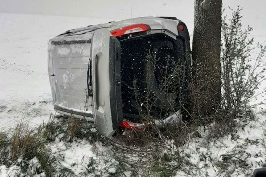 Wypadł z drogi i zatrzymał się na boku