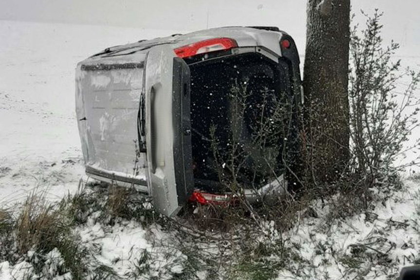 Wypadł z drogi i zatrzymał się na boku