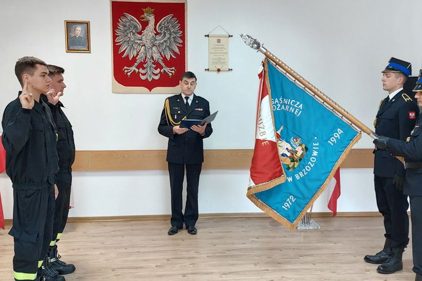Ślubowanie strażaków w komendzie w Brzozowie