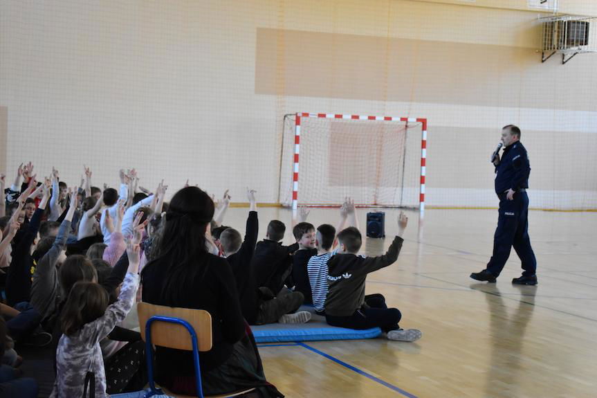 Policyjny profilaktyk spotkał się z uczniami szkół podstawowych