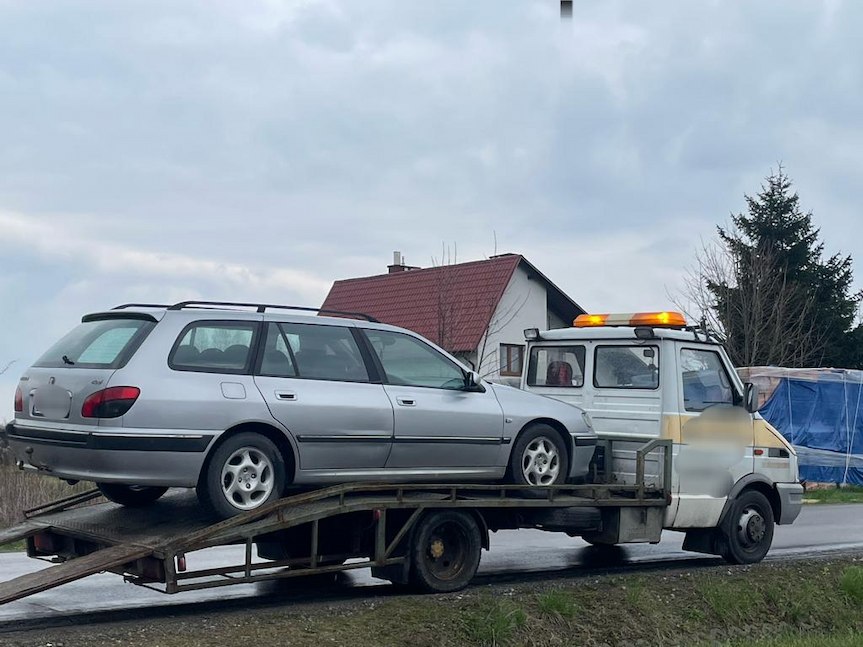 Jechał bez oświetlenia i uprawnień