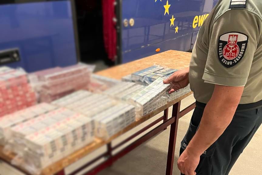 Ukryte pieniądze i papierosy w skrytkach