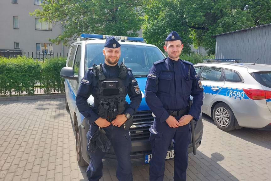 Policjanci uratowali mężczyznę z zadymionego mieszkania