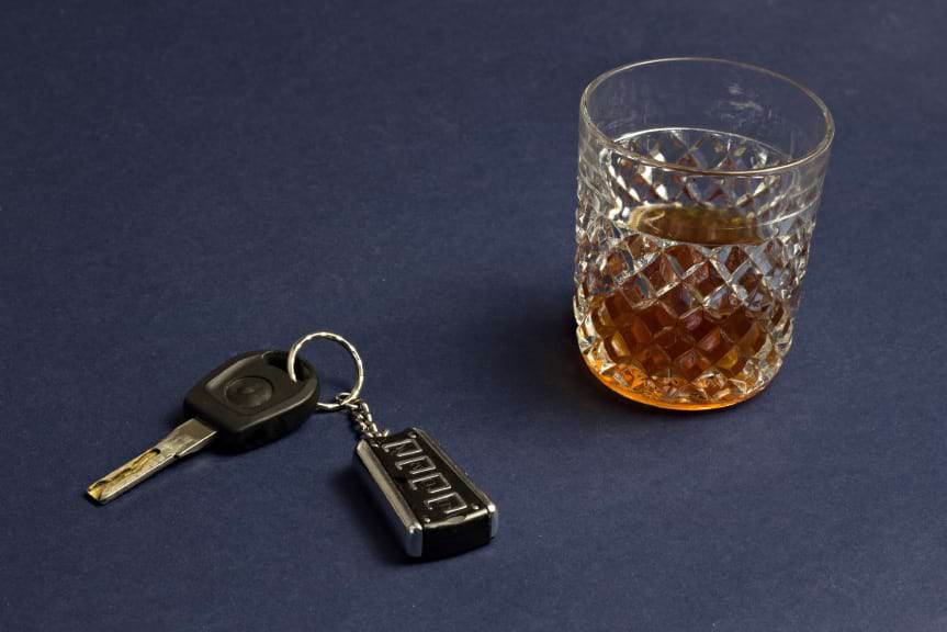 Nietrzeźwy kierowca i pasażer poszukiwany przez sąd