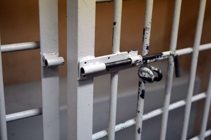 Troje poszukiwanych zatrzymanych w jednym mieszkaniu