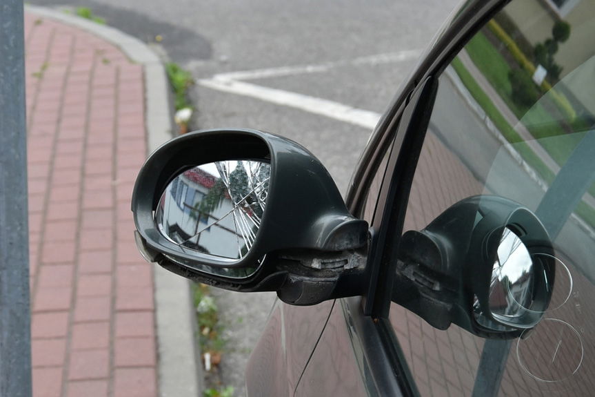 25-latek zniszczył samochody