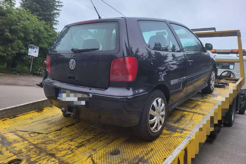 71-latek jechał samochodem mimo zakazu i bez badań