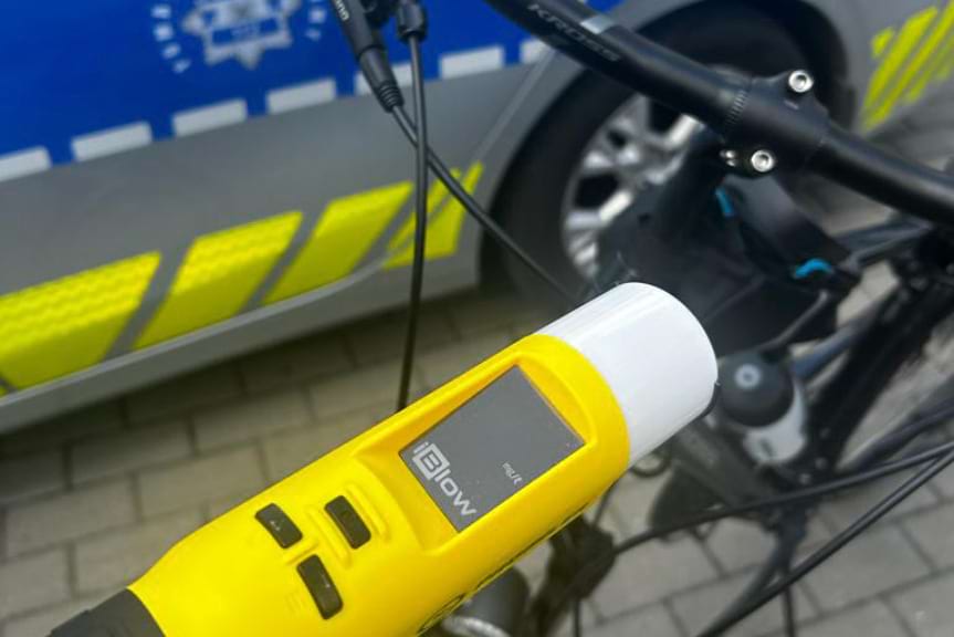 Wpadło czterech rowerzystów