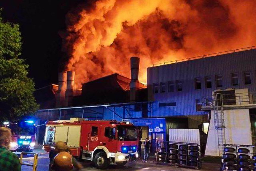 Pożar w Dębicy. Z ogniem walczy 25 zastępów straży pożarnych