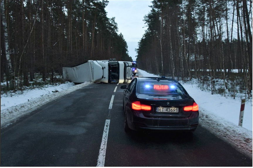 Pijany 53-latek wjechał ciężarówką do rowu
