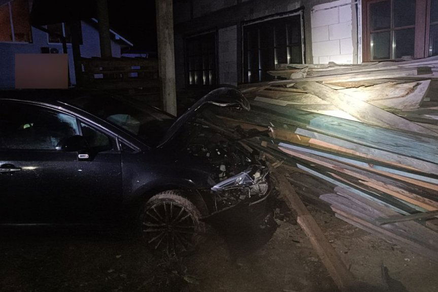 Wjechał citroenem w dom, który był w trakcie budowy