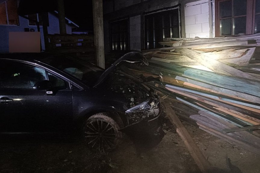 Wjechał citroenem w dom, który był w trakcie budowy