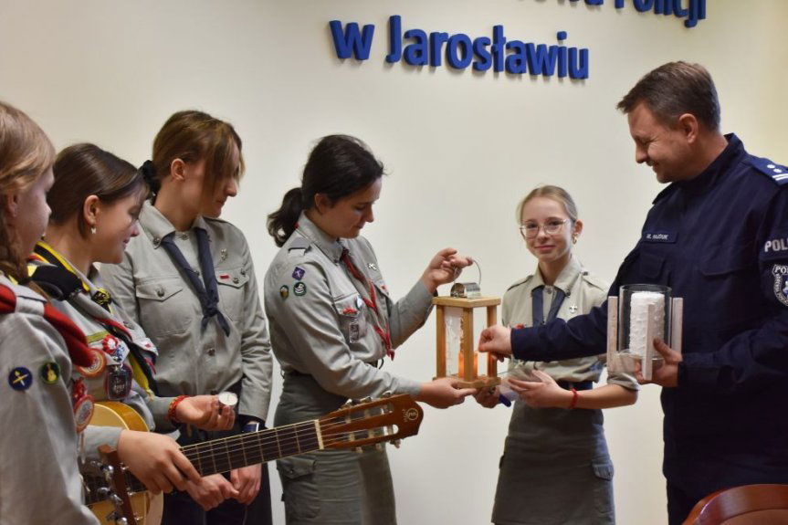 Betlejemskie Światło Pokoju zaświeciło w jarosławskiej komendzie