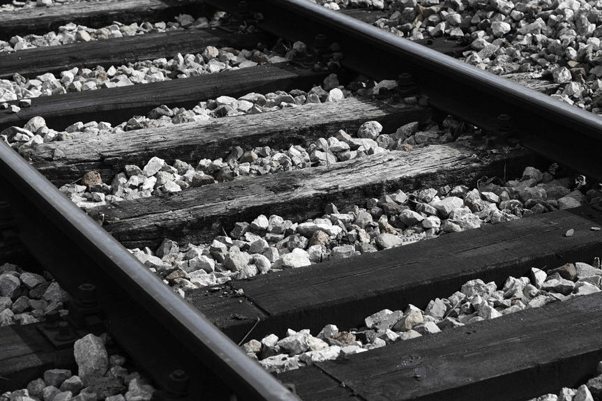 Wszedł na tory wprost pod nadjeżdżający pociąg