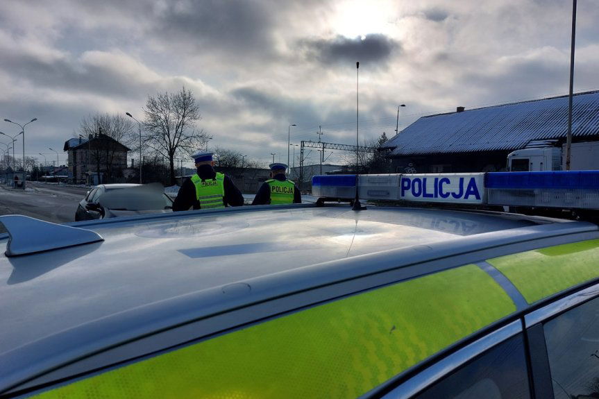 Młody kierowca ignoruje znak STOP i uderza w pociąg