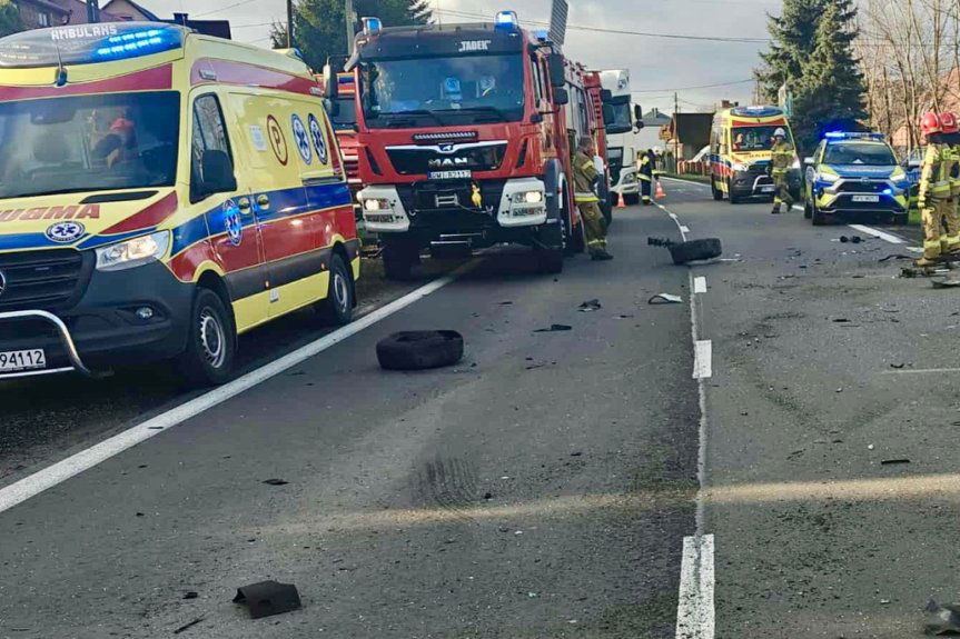 Czołowe zderzenie w Padwi Narodowej, ranne trzy osoby