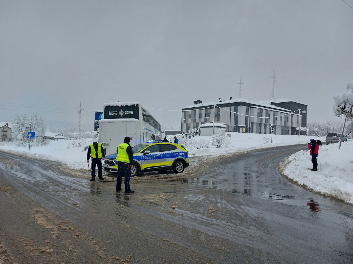 Lesko. Autokar z pasażerami wjechał do rowu