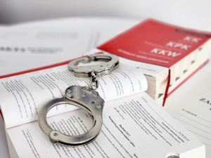 Agresor znęcający się nad bliskimi zatrzymany przez policjantów