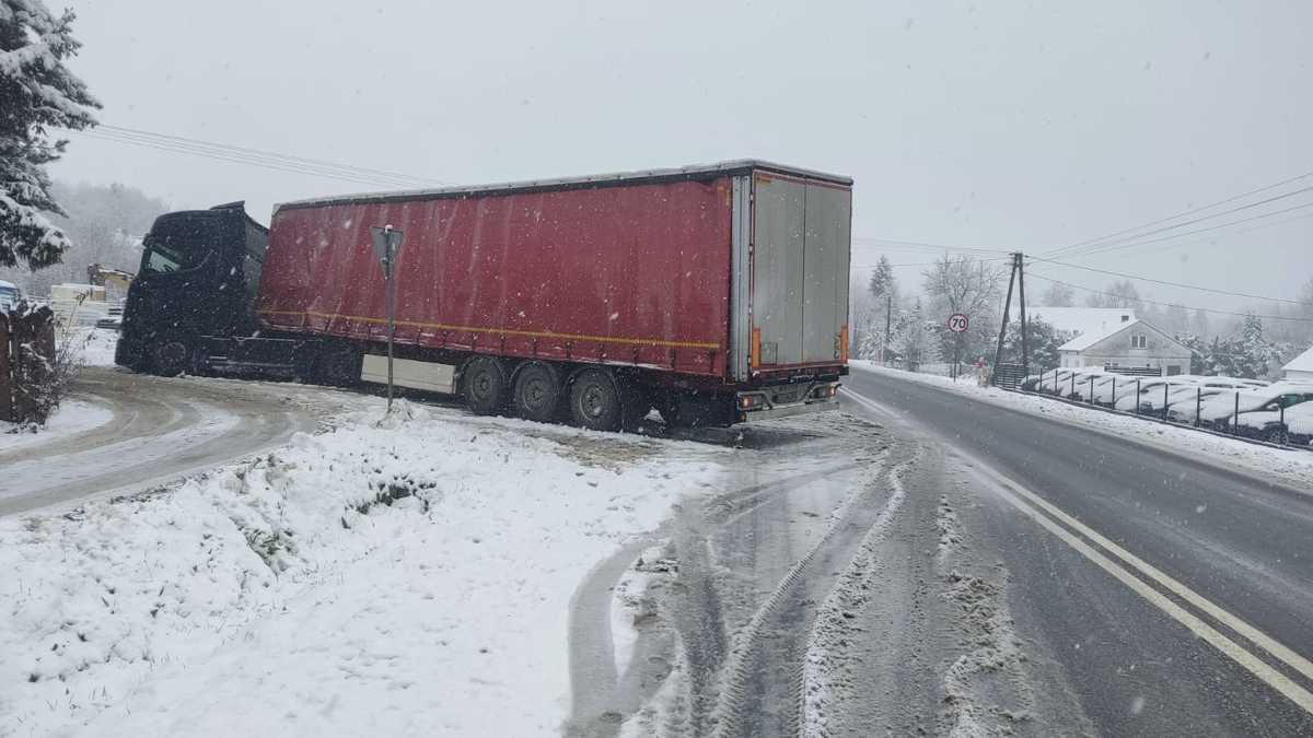 Ciężarówka przewożąca materiały budowlane wjechała do rowu