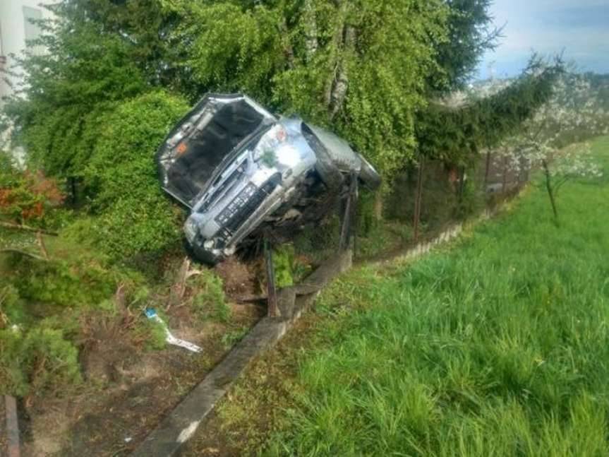 W Jaśle pijany wjechał w ogrodzenie