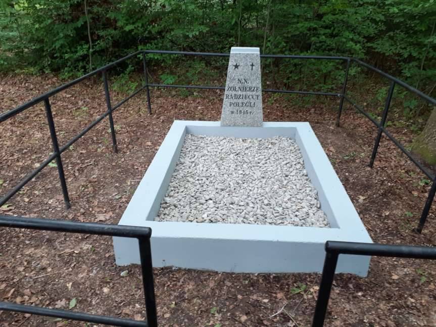 Łaski. Odnowiona mogiła żołnierzy Armii Czerwonej