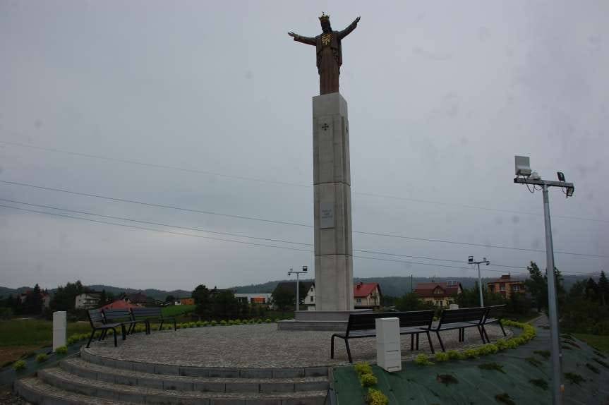Pomnik Chrystusa Króla góruje nad Jasłem