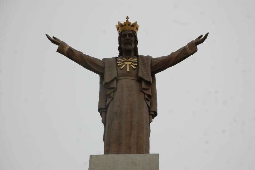Pomnik Chrystusa Króla góruje nad Jasłem