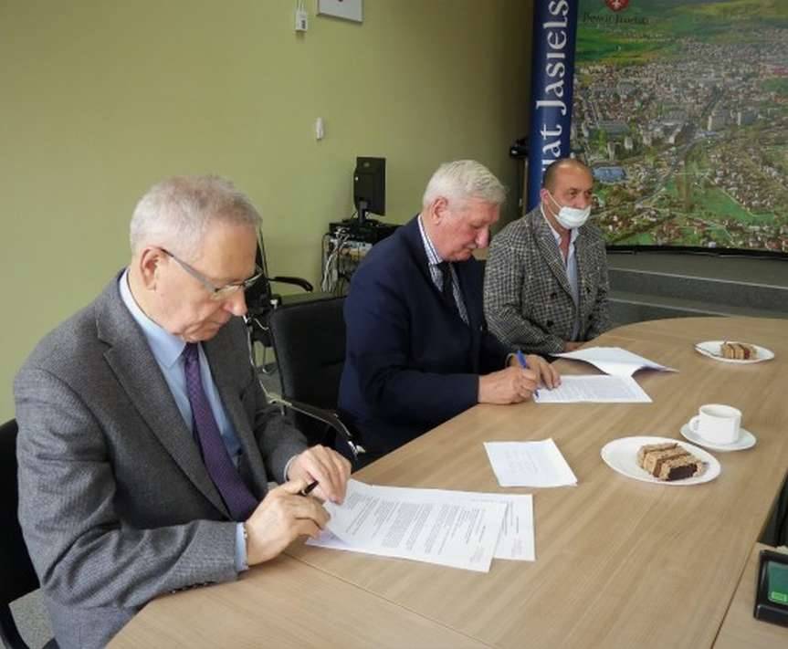 Powstanie boisko wielofunkcyjne przy ZSUiS w Jaśle