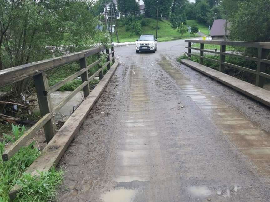 Oberwanie chmury nad Myscową. Uszkodzony most i zniszczona droga