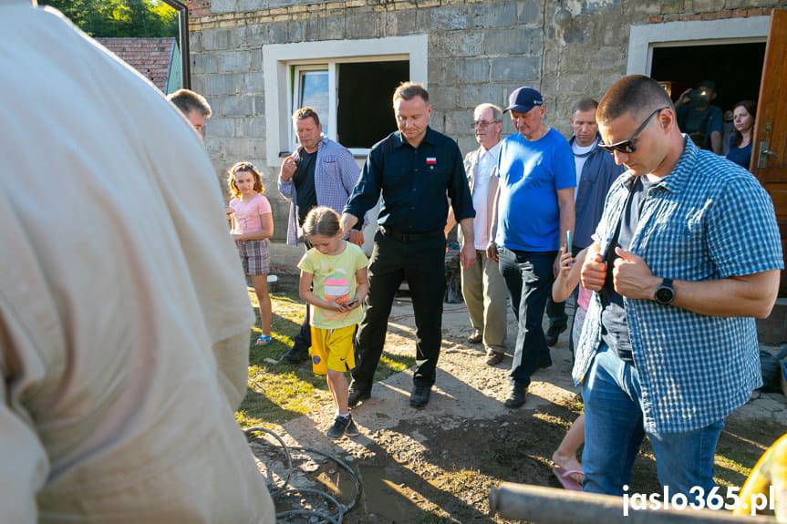 Prezydent Andrzej Duda u powodzian w Trzcinicy: sytuacja jest straszna!