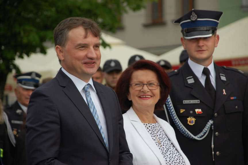 Jasło. Minister Zbigniew Ziobro dziękuje i pomaga strażakom