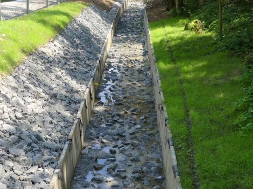 Harklowa. Naprawiona droga i osuwisko