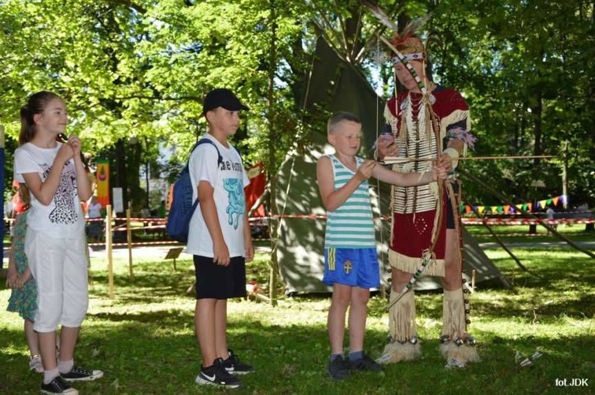 Wakacyjne teatry profilaktyczne z JDK. Niedziela z Indianami