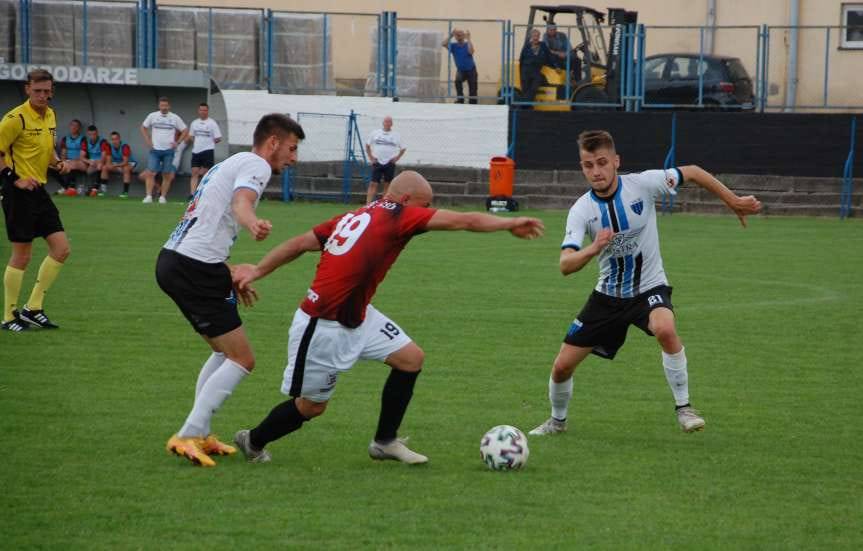 Piłka nożna. IV liga podkarpacka. Falstart Czarnych Jasło. JKS Jarosław wyraźnie lepszy od beniaminka